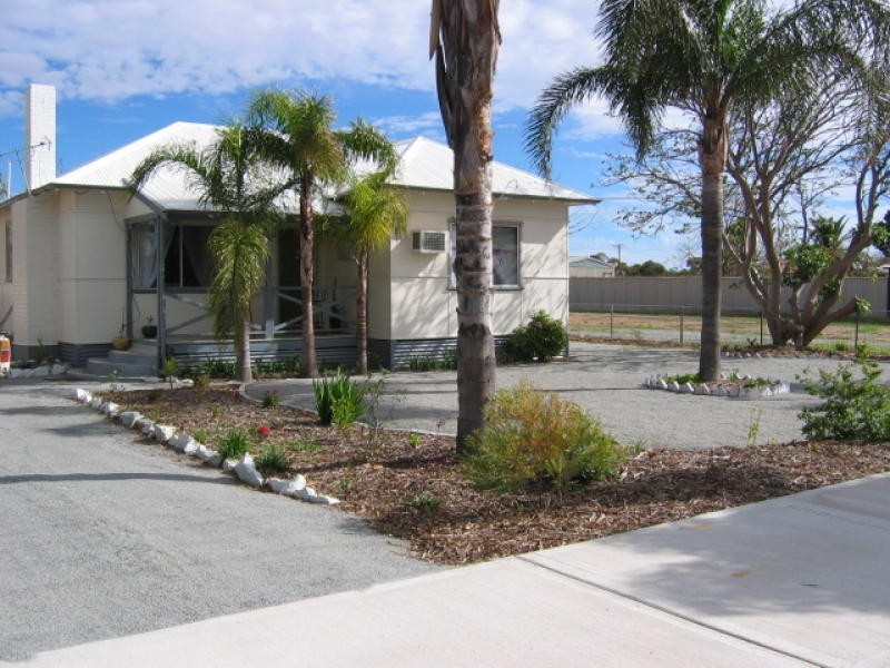 14 Railway Ave, Carnamah WA 6517