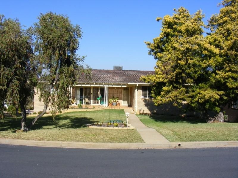 4 Taronga Drive, Cowra NSW 2794