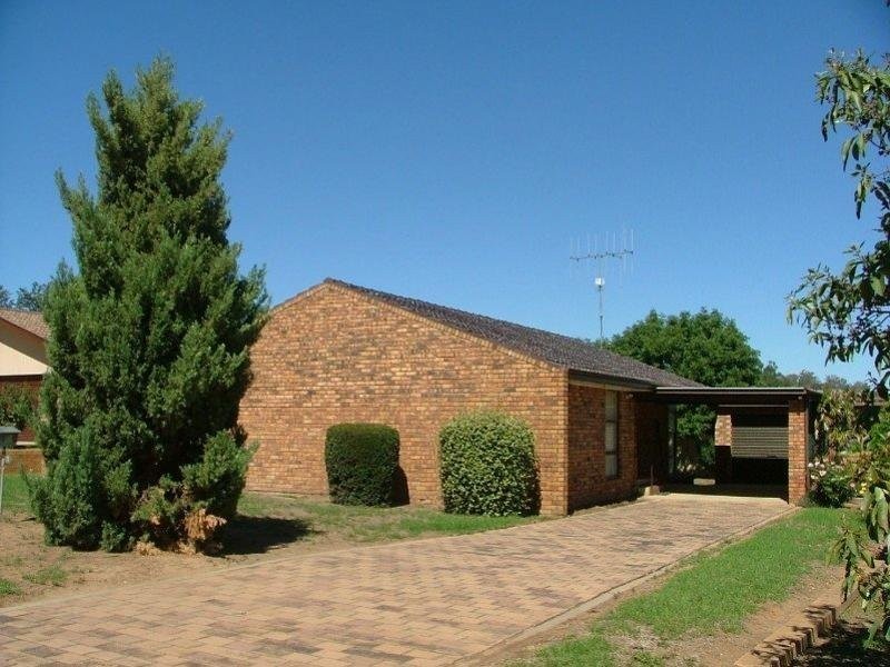 15 Yaldara Crescent, Cowra NSW 2794