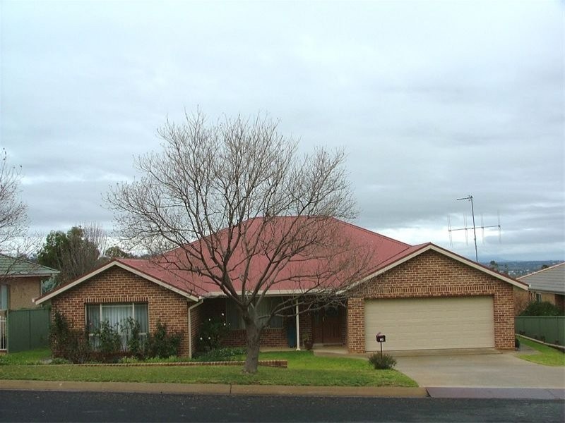 13 Grevillea Close, Cowra NSW 2794