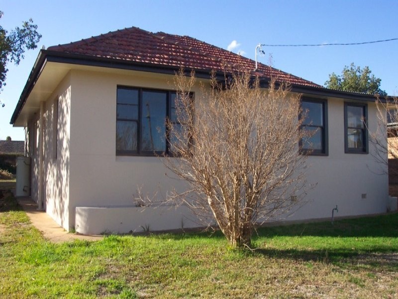 33 Lyall Street, Cowra NSW 2794