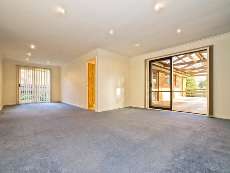 10 HELSTON COURT, Croydon Hills VIC 3136