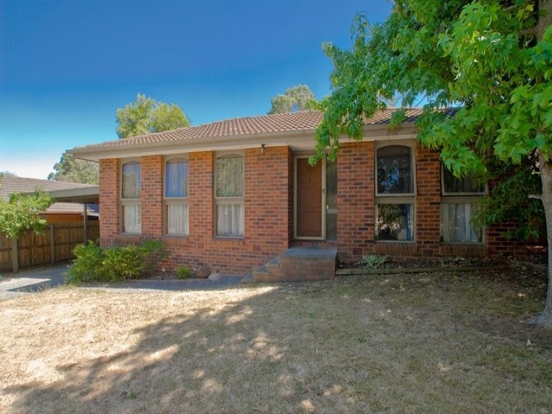 33 CHURCHILL DRIVE, Mooroolbark VIC 3138