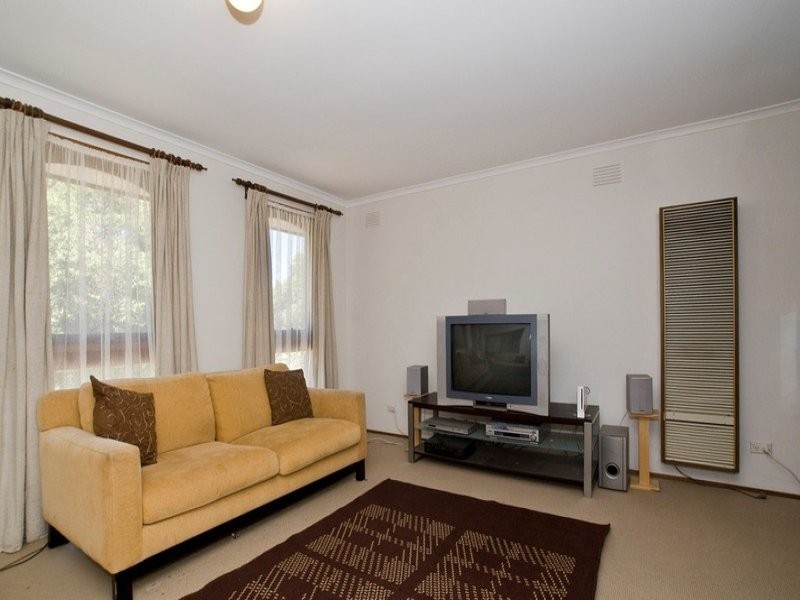 33 CHURCHILL DRIVE, Mooroolbark VIC 3138