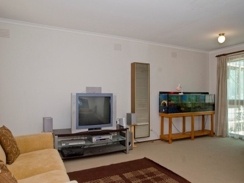 33 CHURCHILL DRIVE, Mooroolbark VIC 3138