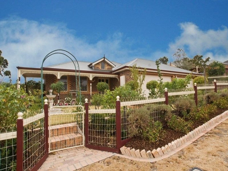 2 MORTON PLACE, Chirnside Park VIC 3116