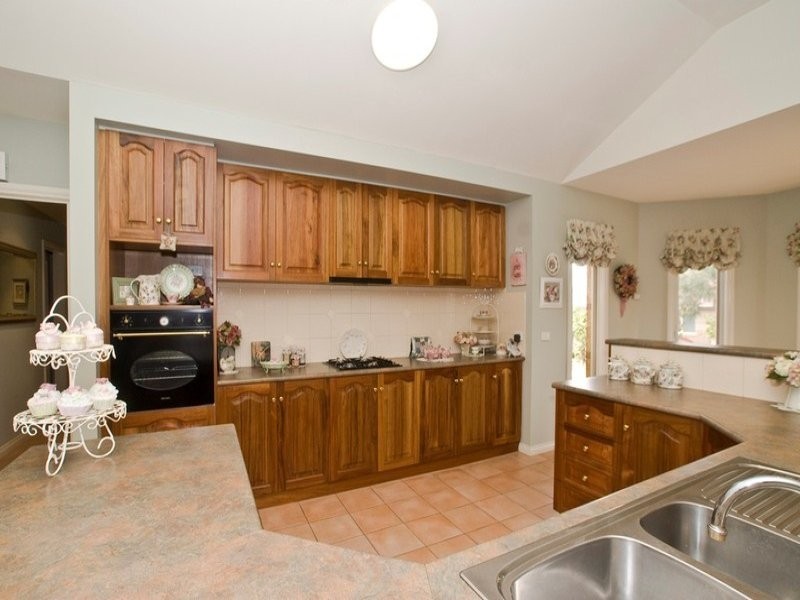 2 MORTON PLACE, Chirnside Park VIC 3116