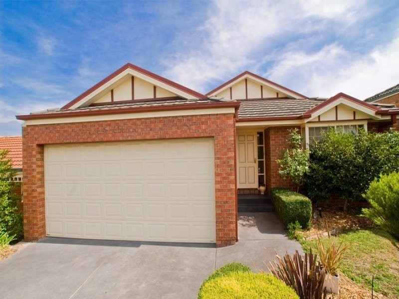 8 MAYFAIR COURT, Chirnside Park VIC 3116