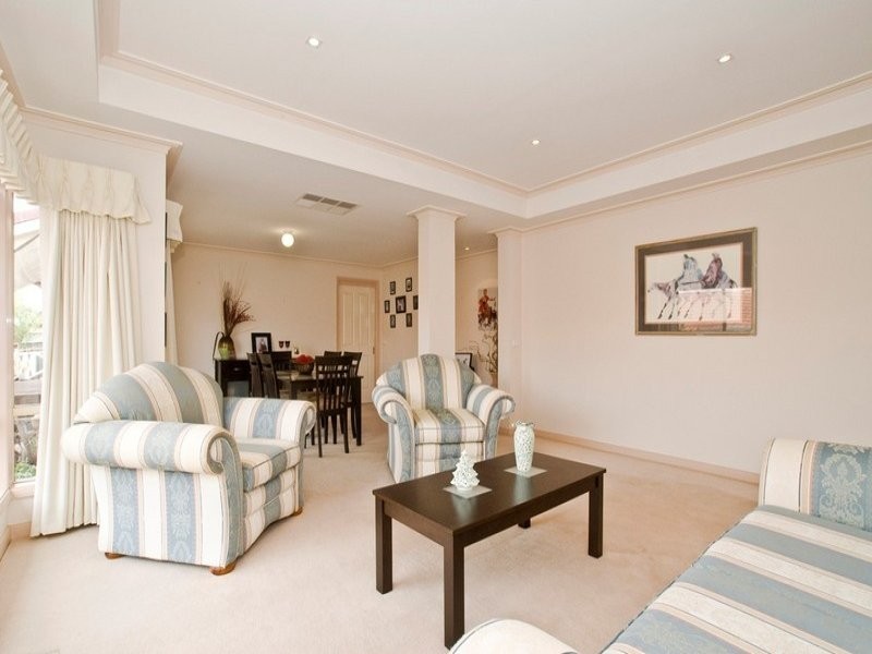 8 MAYFAIR COURT, Chirnside Park VIC 3116