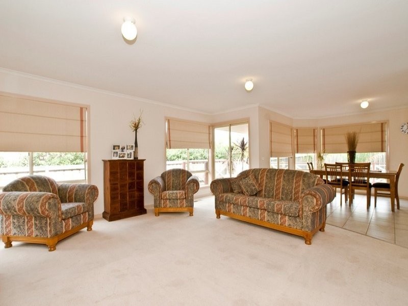 8 MAYFAIR COURT, Chirnside Park VIC 3116