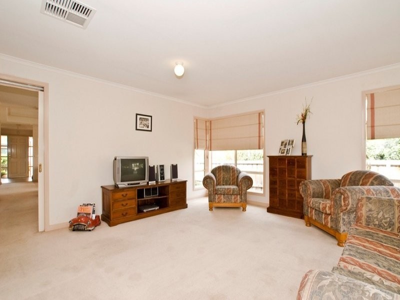 8 MAYFAIR COURT, Chirnside Park VIC 3116