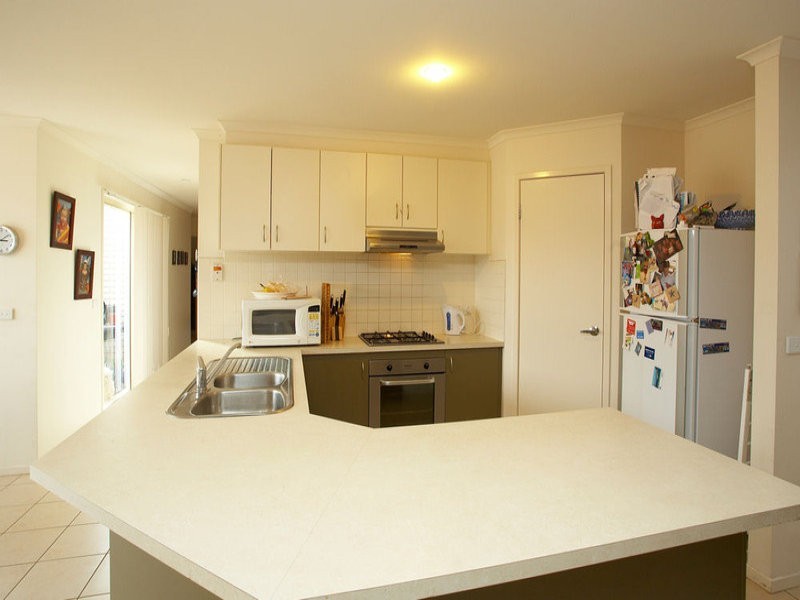 2 Rainsford Place, Melton West VIC 3337