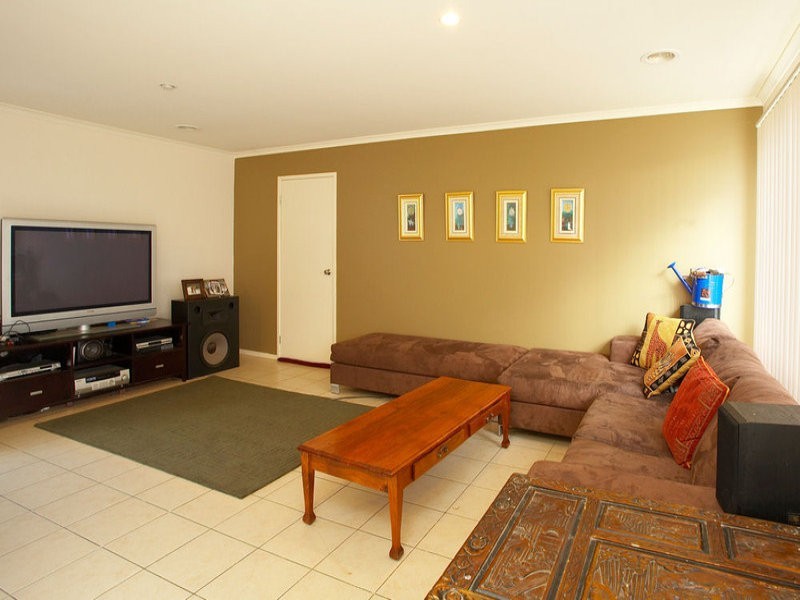 2 Rainsford Place, Melton West VIC 3337