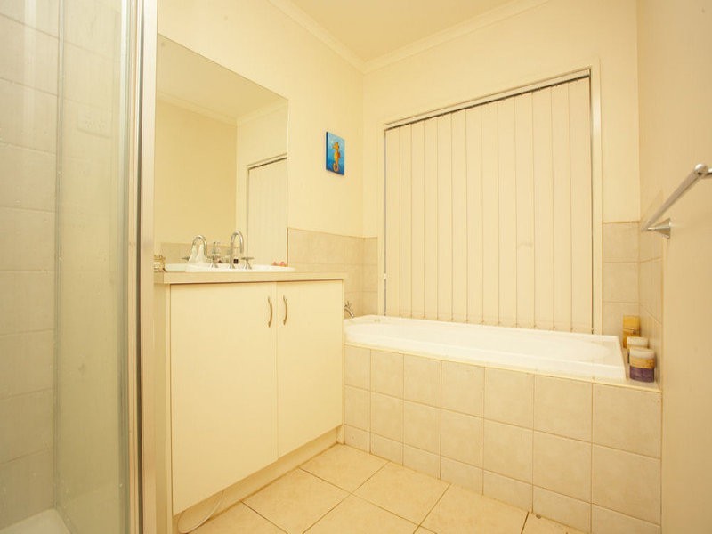 2 Rainsford Place, Melton West VIC 3337