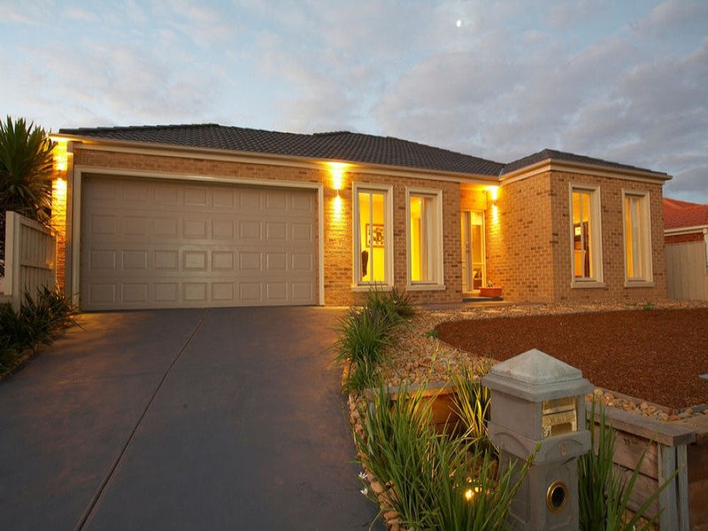 8 Viviannes Way, Darlingsford, Melton VIC 3337