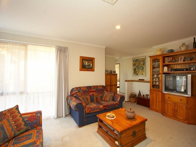 2 Silber Court, Melton West VIC 3337