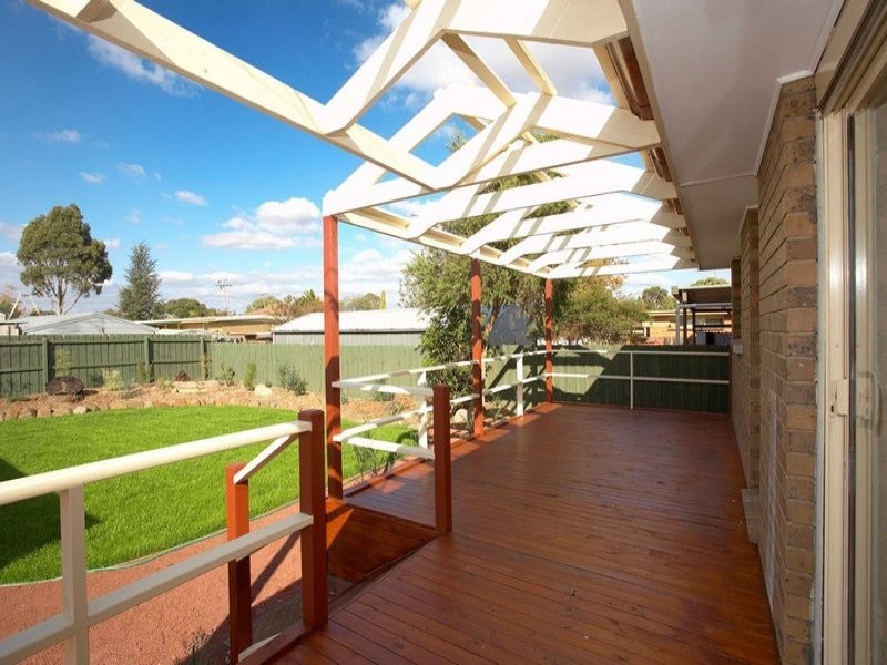 72 Station Road, Melton South VIC 3338