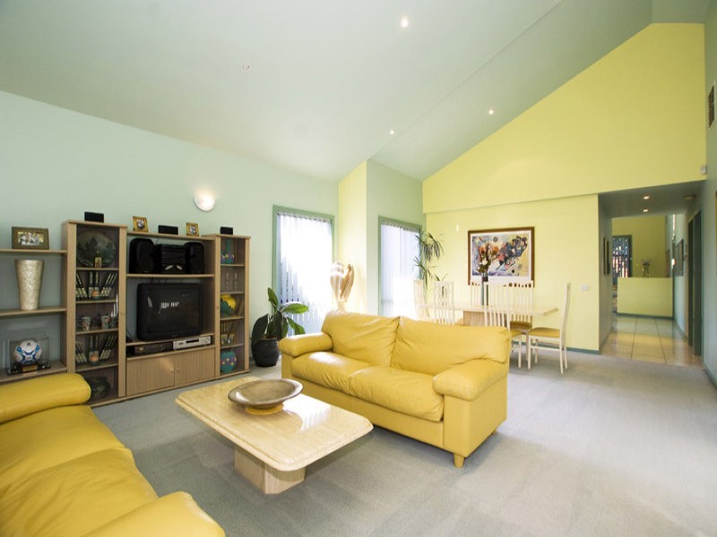 2 Somers Close, Mill Park VIC 3082