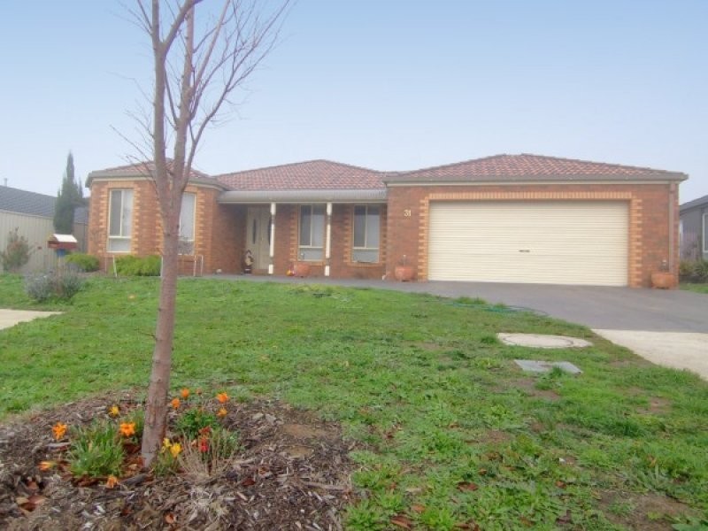 31 Gatehouse Pde, Cranbourne VIC 3977