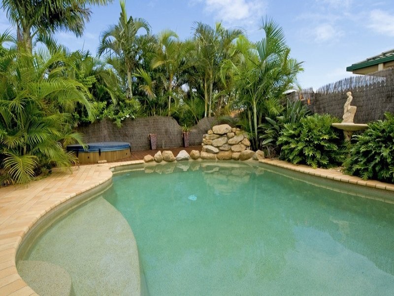 4 Bartlett Terrace, Redland Bay QLD 4165