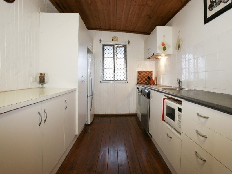 11 Edwards Street, West End QLD 4810