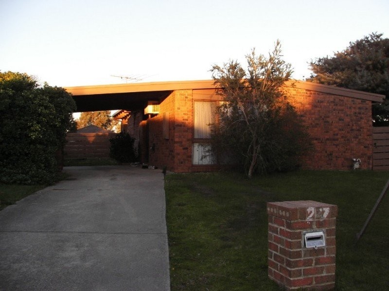 27 Kingston Ave, Pakenham VIC 3810