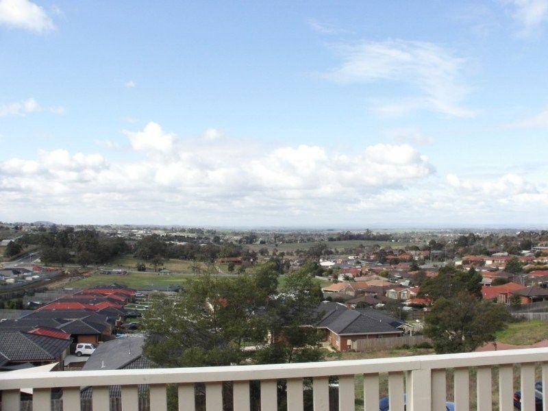 19 Fleming Terrace, Pakenham VIC 3810