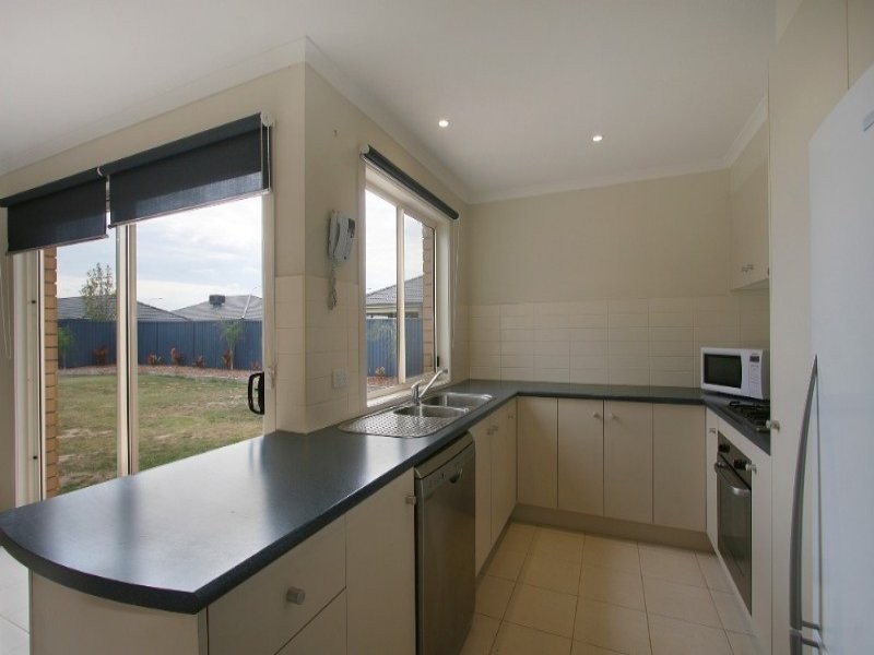 44 Scarlet Crescent, Pakenham VIC 3810