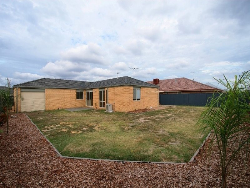 44 Scarlet Crescent, Pakenham VIC 3810