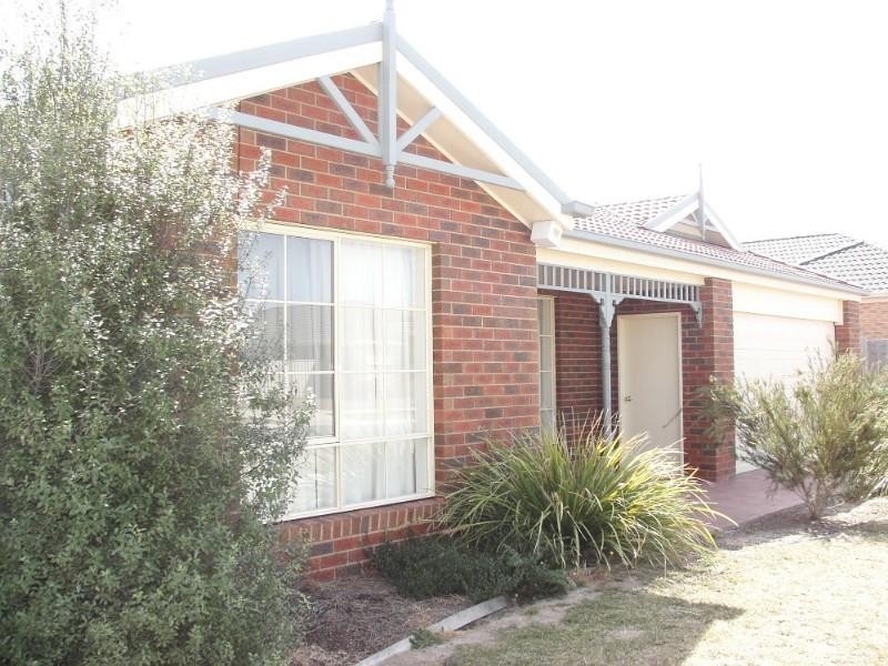 12 Honeyeater Way, Pakenham VIC 3810