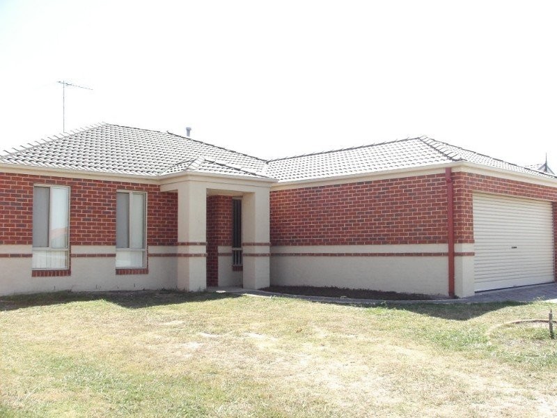 13 Grice Quadrant, Pakenham VIC 3810