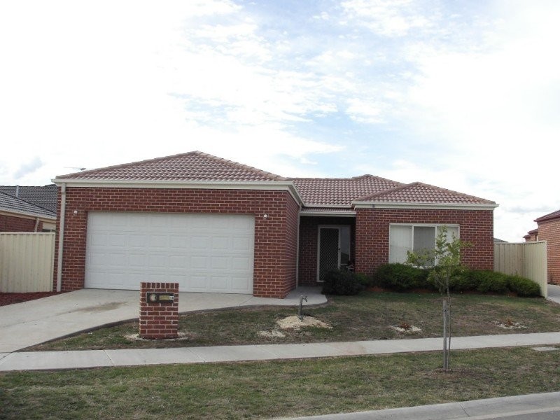 18 Bluehills Blvd, Pakenham VIC 3810