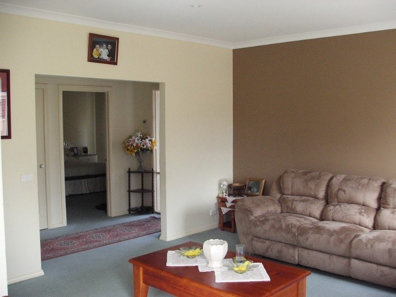 18 Bluehills Blvd, Pakenham VIC 3810