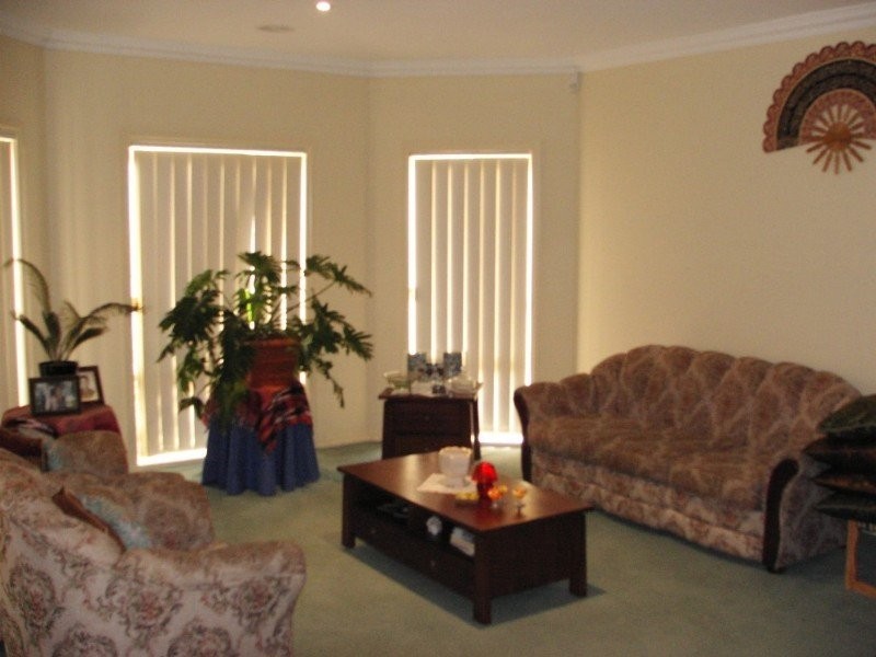 18 Bluehills Blvd, Pakenham VIC 3810