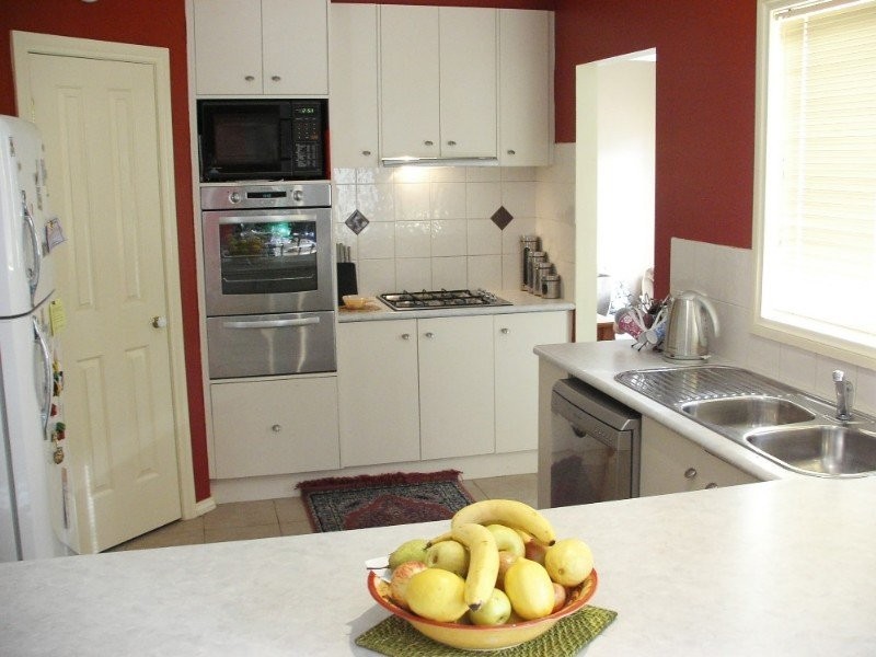 18 Bluehills Blvd, Pakenham VIC 3810