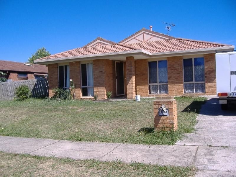 18 Paramount Way, Pakenham VIC 3810