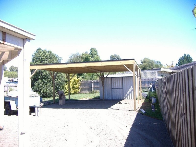 18 Paramount Way, Pakenham VIC 3810