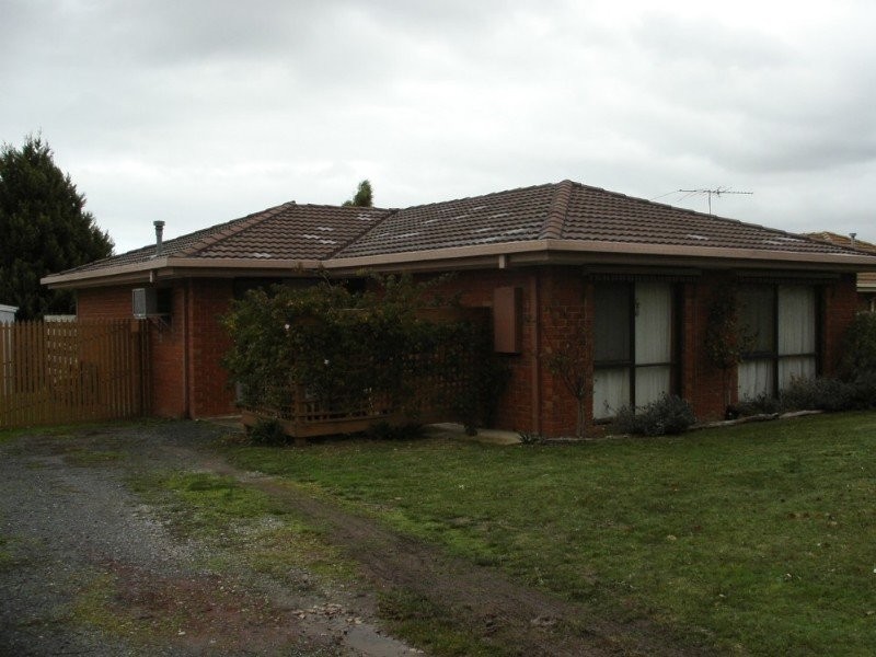 19 Smethurst Ave, Pakenham VIC 3810