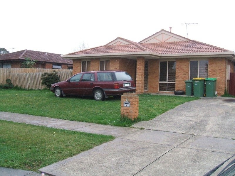 18 Paramount Way, Pakenham VIC 3810