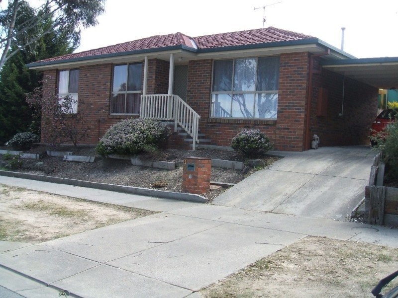 12 Balmoral Way, Pakenham VIC 3810