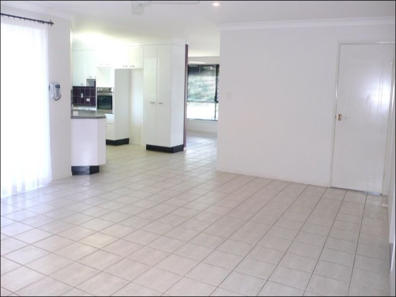 10 Rosslyn Close, Clinton QLD 4680