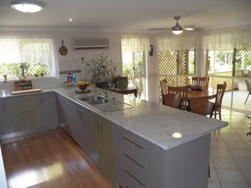 12 Lakeside Place, Clinton QLD 4680