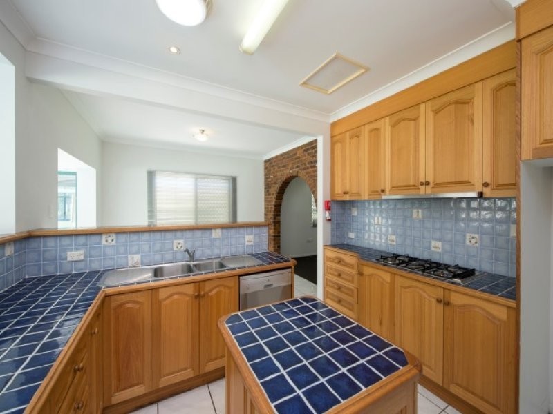 1 Pine Avenue, West Gladstone QLD 4680