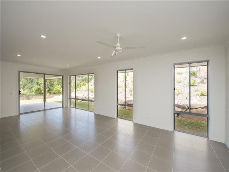 8 Carlsson Place, Kirkwood QLD 4680