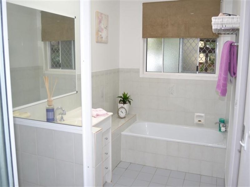 8 Flounder Crescent, Toolooa QLD 4680