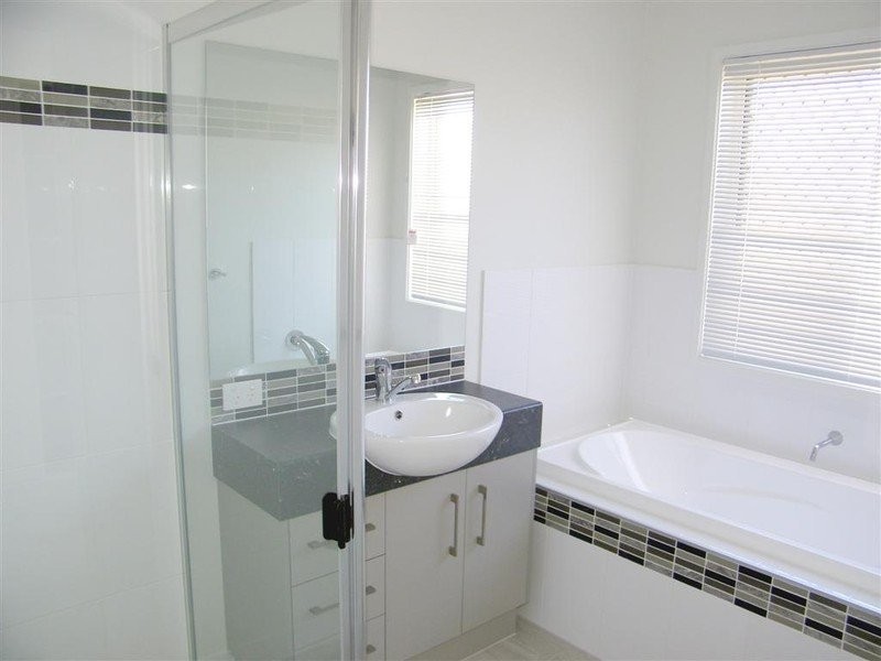 29 Lilyvale Esplanade, Boyne Island QLD 4680