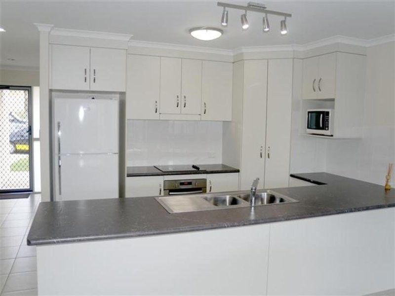 2/4 View Point, Kirkwood QLD 4680
