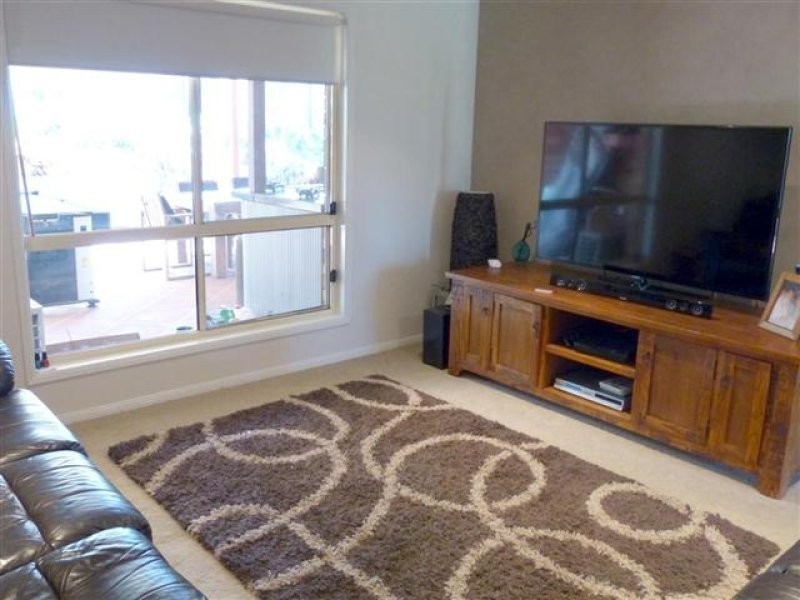 8 Kenneth Court, New Auckland QLD 4680