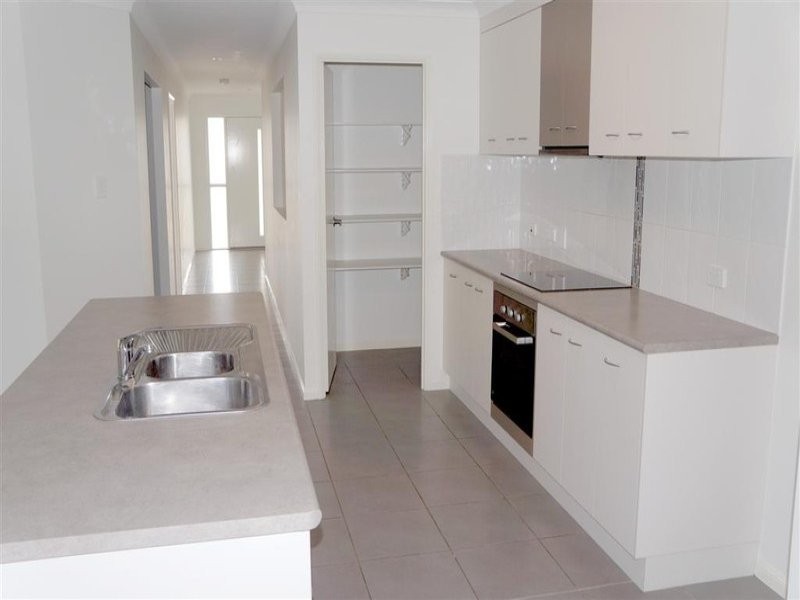 6 Takoko Place, Kirkwood QLD 4680