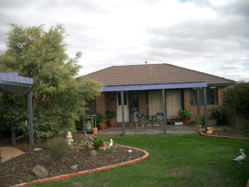 18 DILLWYNIA PLACE, Meadow Heights VIC 3048